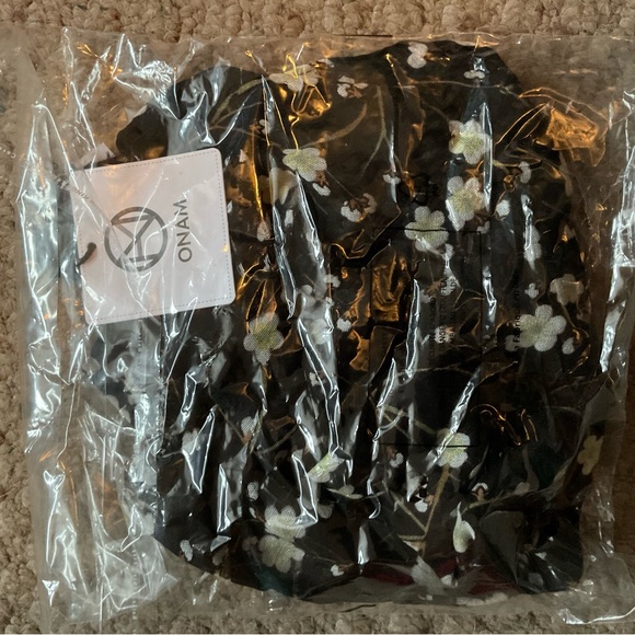 NWT Onam Scarf 🧣 - Picture 3 of 3